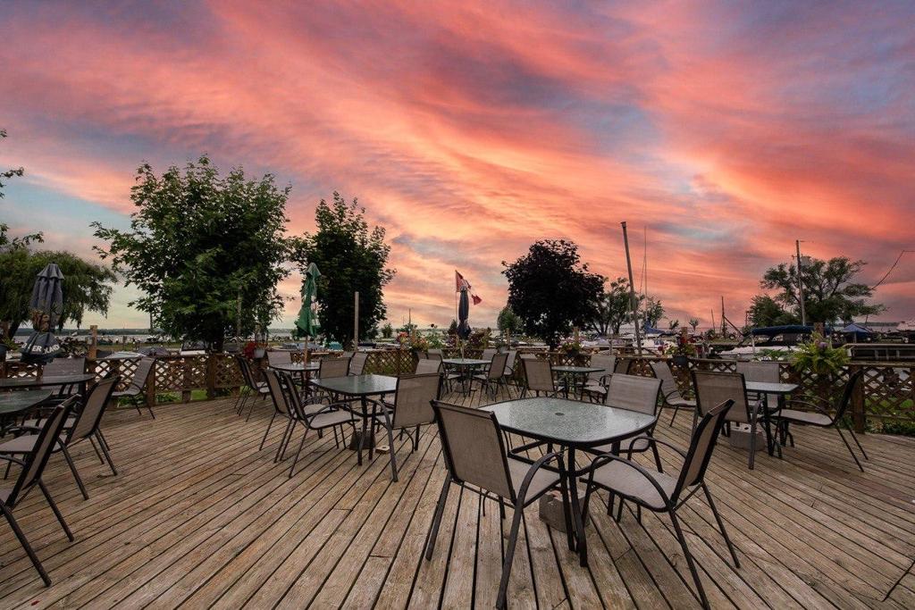 shoreland-bar-restaurant-4
