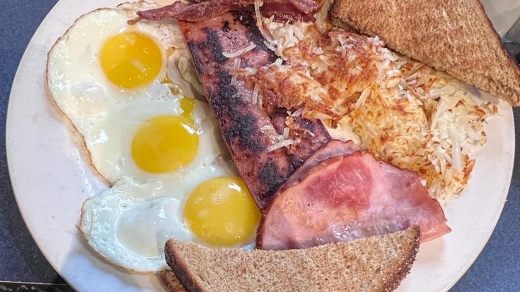 rickys-all-day-grill-rgs-lounge-whitehorse-2